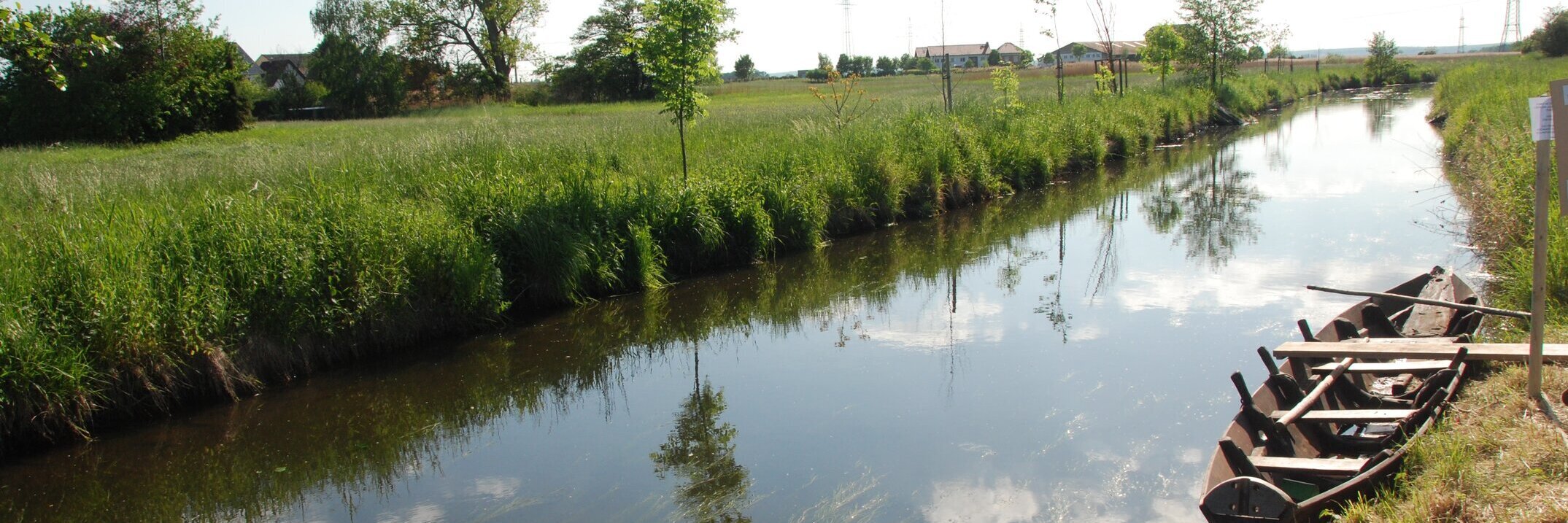 Landschaftsaufnahme mit einem Kanal und einem kleinen Boot